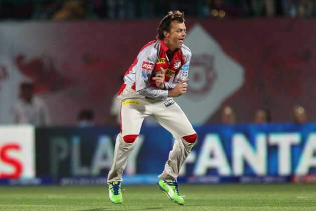 adam-gilchrist-bowling-IPL